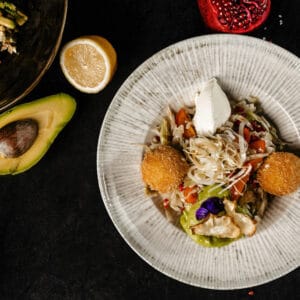 Salatã cu brânzã de capră si sirop de rodie