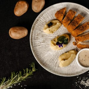 Piept de pui in crusta panko cu piure de cartofi si ulei de trufe