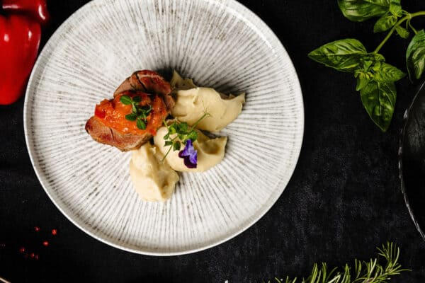Ceafã de porc gătita lent cu piure de cartofi si chutney de arde
