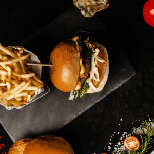 Burger de vita cu cartofi prajiti
