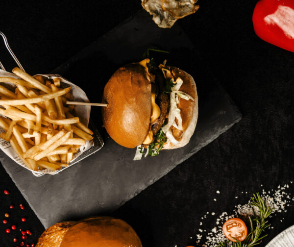 Burger de vita cu cartofi prajiti